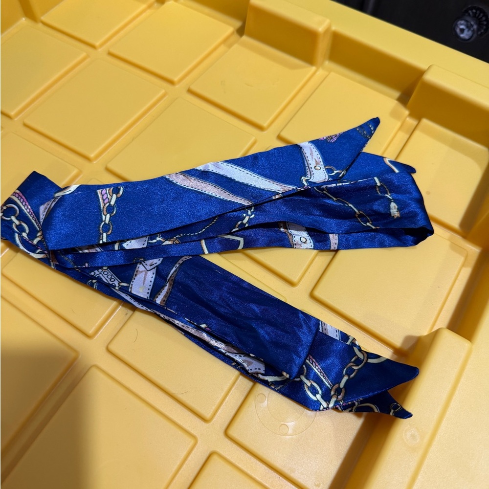 Blue Chain Print Twilly